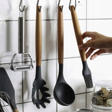 Schwarze Set von Küchenutensilien 12 PCs.