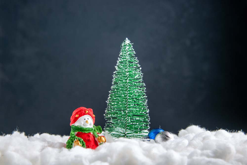 Grüner dekorativer Weihnachtsbaum mit Schneeeffekt 15cm