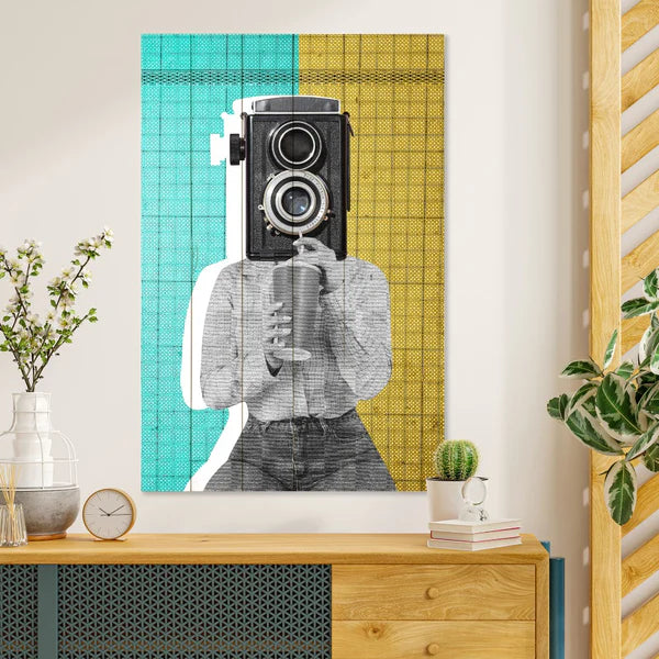 Wanddeko Holz - Woman with a Vintage Camera