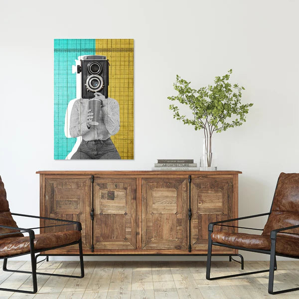 Wanddeko Holz - Woman with a Vintage Camera