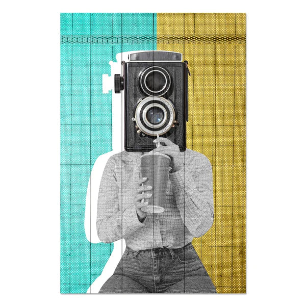Wanddeko Holz - Woman with a Vintage Camera